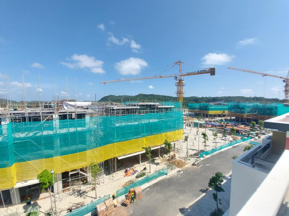 Khó khăn của thị trường BĐS dự kiến sẽ kéo dài đến hết quý 3/2021 khi chiến dịch tiêm vaccine phát huy tác dụng. Ảnh minh họa.