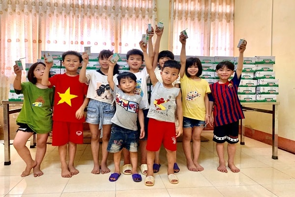 Niềm vui của trẻ tại Trung tâm Công tác xã hội và Bảo trợ xã hội (tỉnh Yên Bái) khi nhận sữa từ Quỹ sữa Vươn cao Việt Nam. 