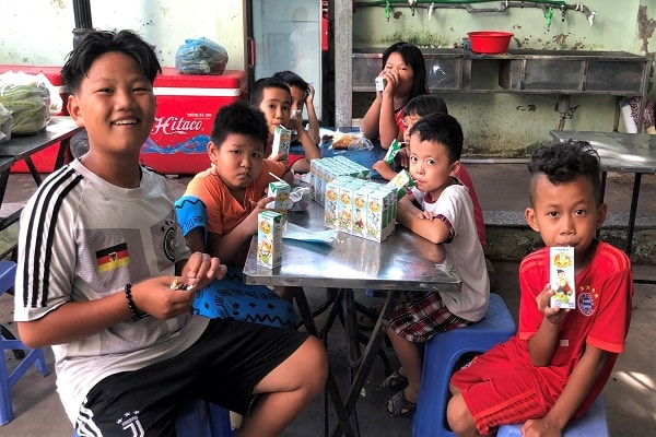 Những hộp sữa của chương trình Quỹ sữa “Vươn cao Việt Nam” năm 2021 đã đến với trẻ em khó khăn tại Cần Thơ.