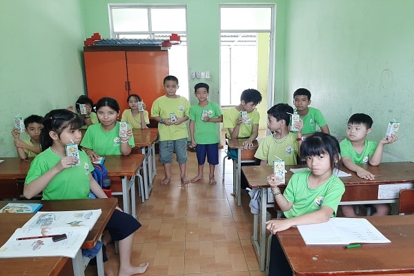 Những hộp sữa dinh dưỡng phần nào giúp các em tại Trung tâm Hướng Dương Việt (Quảng Nam) tăng cường sức khỏe trong mùa dịch.