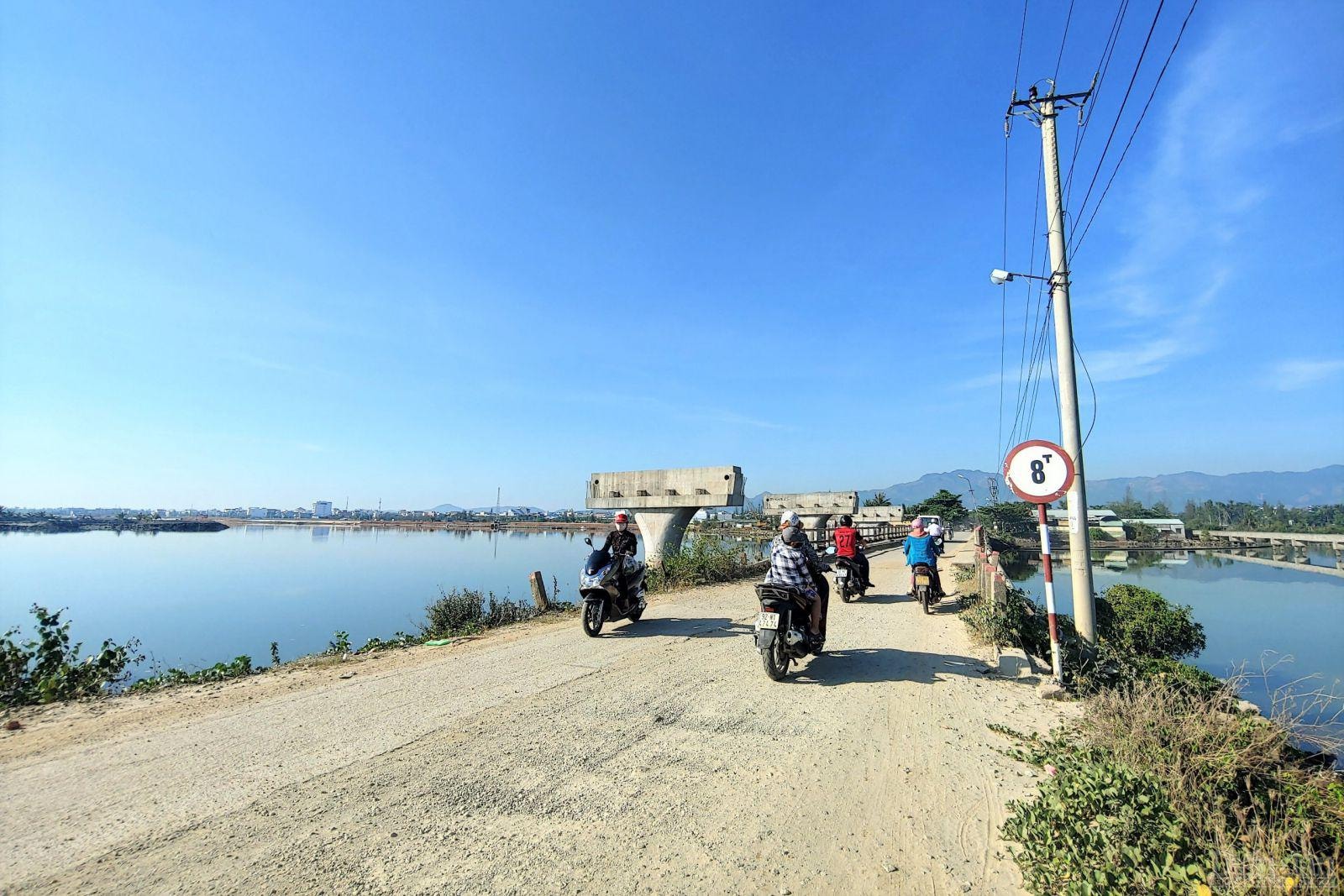 Cầu không hoàn thiện, người dân đành di chuyển trên cầu cũ đã xuống cấp, gây mất an toàn đặc biệt trong mùa mưa bão.