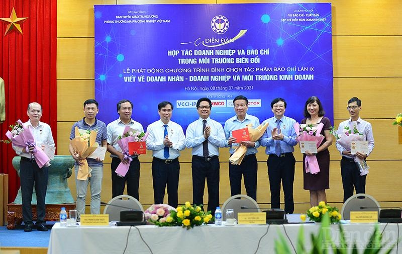 TS Vũ Tiến Lộc – Chủ tịch VCCI trao Kỷ niệm chương vì sự phát triển doanh nghiệp cho ông Vũ Quý Cường, Phó Vụ trưởng Vụ Báo chí- Xuất bản, Ban Tuyên giáo Trung ương; Nhà báo Nguyễn Lan Anh, Tổng Biên tập Thời báo Ngân hàng: “Doanh nghiệp dưới góc nhìn báo chí ngành tài chính”; Nhà báo Nguyễn Anh Tuấn – Tổng biên tập Tạp chí Nhà đầu tư: “Doanh nghiệp – báo chí mối quan hệ tương hỗ”; PGSTS Nguyễn Thành Lợi, Tổng Biên tập Tạp chí Người Làm Báo; Nhà báo Lê Trọng Minh, Tổng Biên tập Báo Đầu tư: “Kinh doanh báo chí thời công nghệ số”; Nhà báo Phạm Ngọc Tuấn, Tổng Biên tập Tạp chí Diễn đàn Doanh nghiệp.