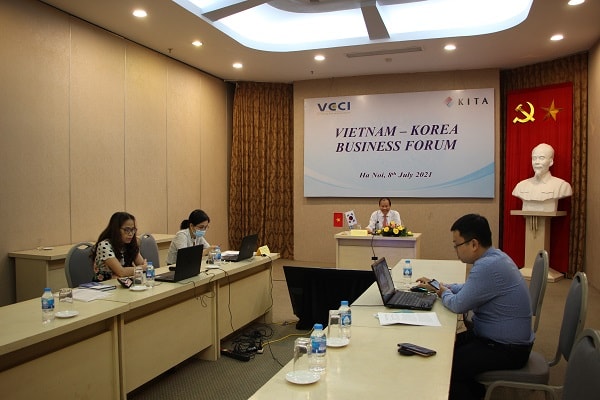 Phó Chủ tịch VCCI Hoàng Quang Phòng tham dự Diễn đàn Doanh nghiệp trực tuyết Việt 