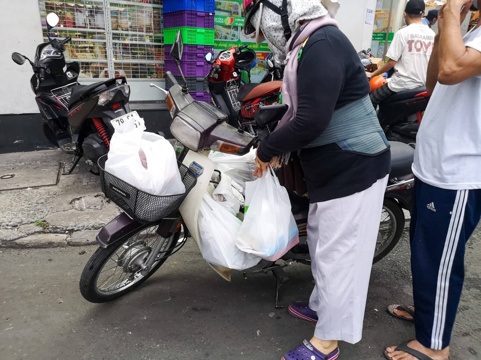 “Tay xách nách mang” đi mua sắm