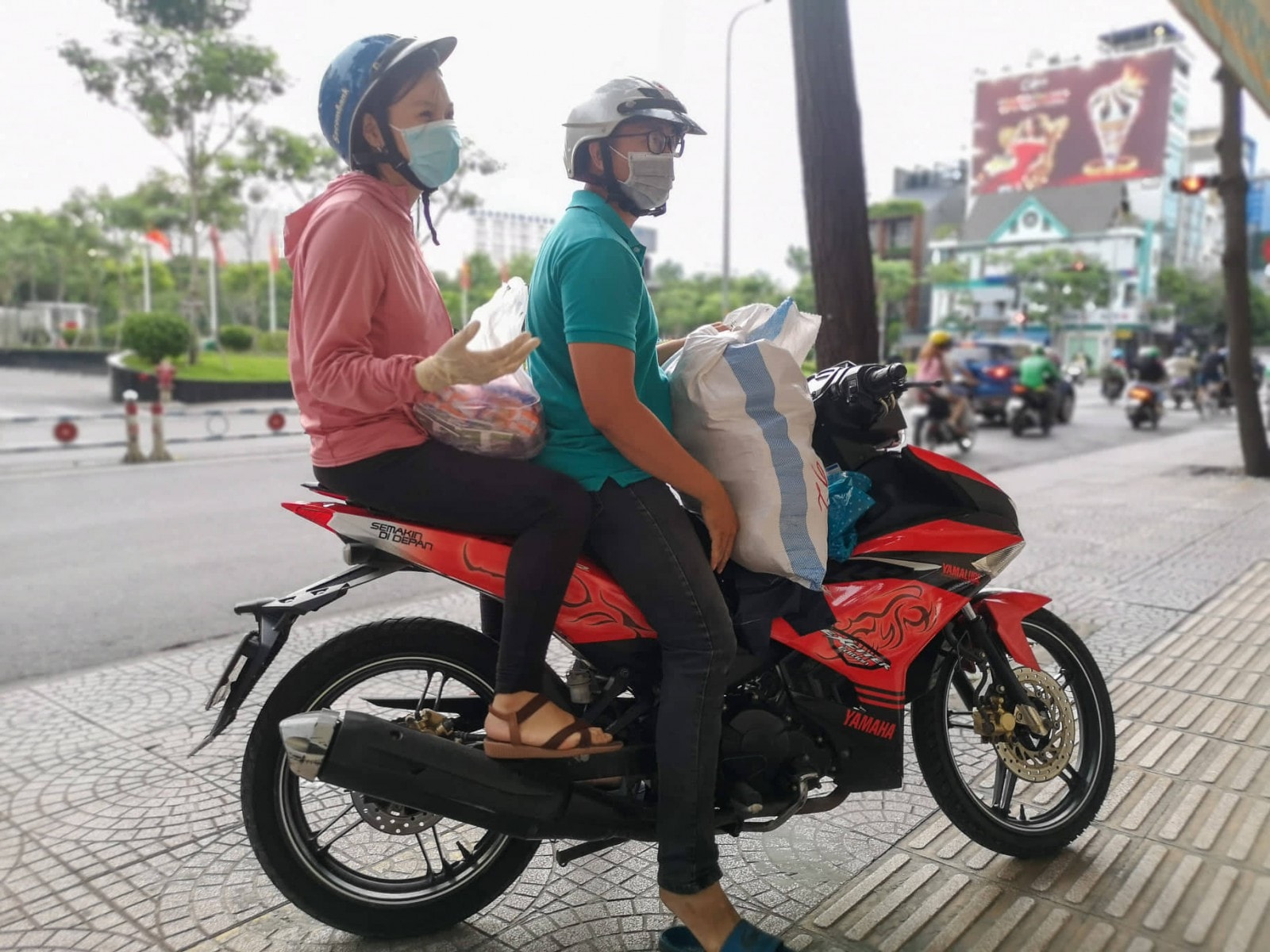 Đây là Ngân và Danh, sống ở quận 4. “Chúng em tranh thủ đi một vòng để tiếp tế, hỗ trợ đồ ăn cho người khó khăn” - Hai bạn trẻ nói