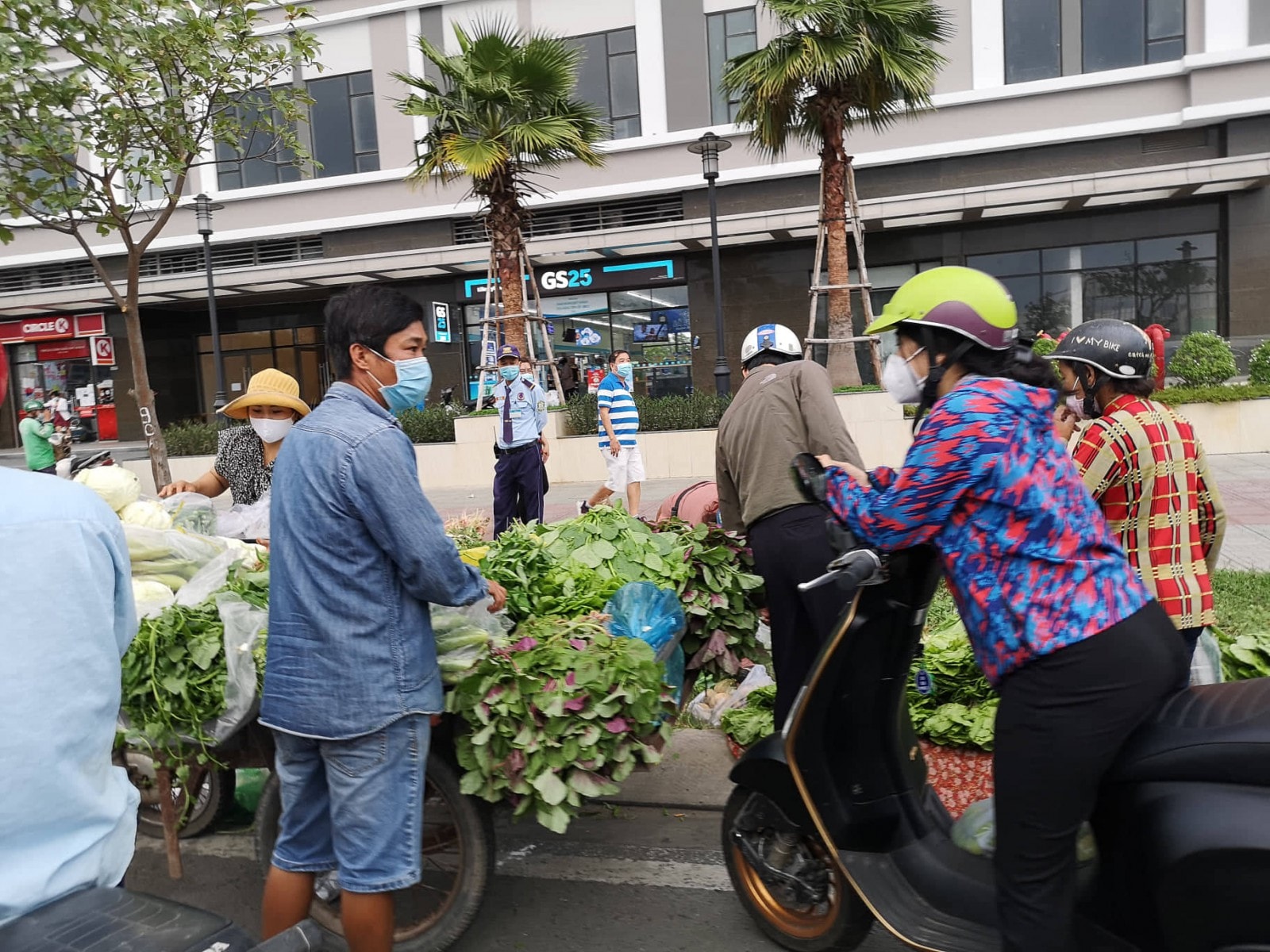 Người dân tranh thủ chở rau bán trước khi bị hạn chế.