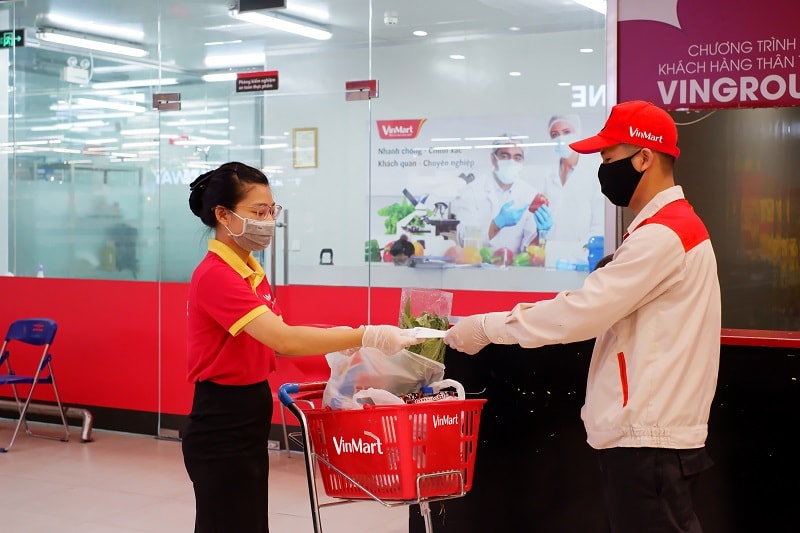 Hệ sinh thái VinCommerce (VCM) đẩy mạnh dịch vụ đi chợ hộ, giao hàng online để đáp ứng nhu cầu sản phẩm thiết yếu của người dân trong mùa dịch (ảnh: VCM, MSN)