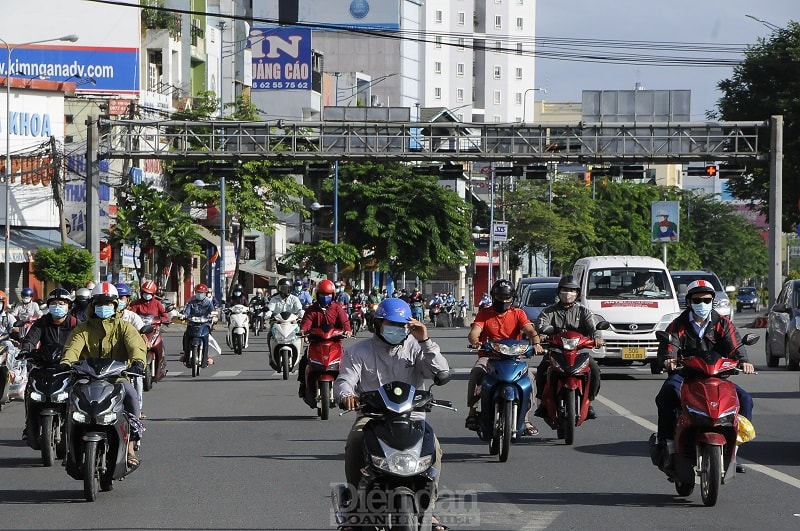 Ngày đầu thực hiện giãn cách xã hội theo Chỉ thị 16, lượng phương tiện lưu thông trên đường phố tuy có giảm so với những ngày thường, nhưng vẫn còn khá đông đúc. (Ảnh chụp trên đường Trường Chinh, Q.12)