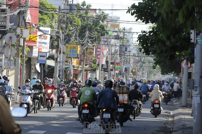 Trên đường Phan Huy Ích, Q. Tân Bình, lượng phương tiên đổ ra đường vẫn khá đông.