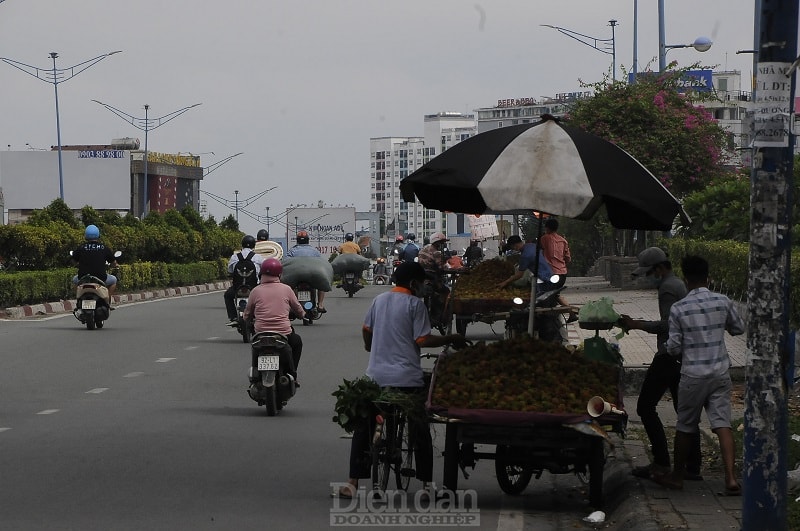 Và trên cầu Tham Lương, quận Tân Bình