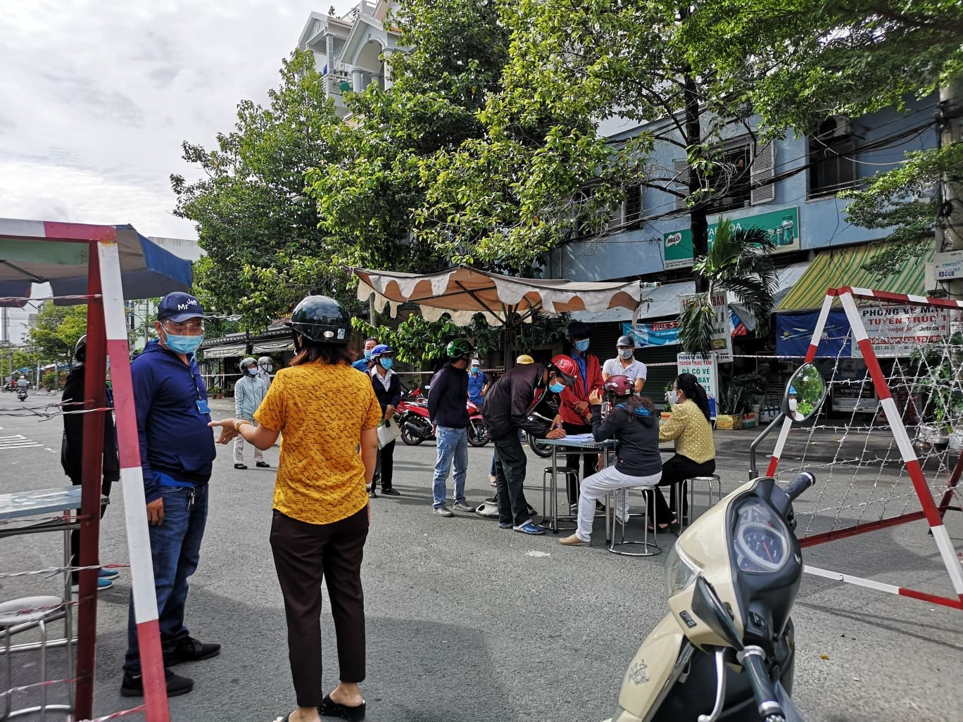 Người qua lại một số khu phải khai báo. “Chị về nhà rồi hạn chế ra ngoài nha chị” - Cán bộ phường nhắc nhở người dân