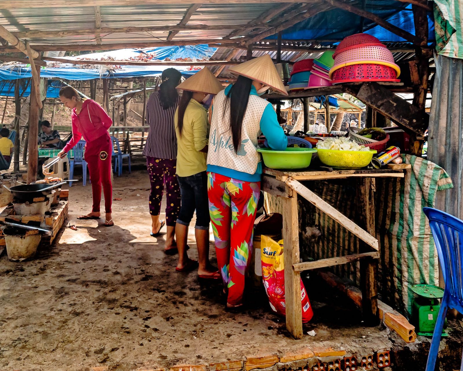 Món ăn đơn giản do người dân nấu cho du khách.