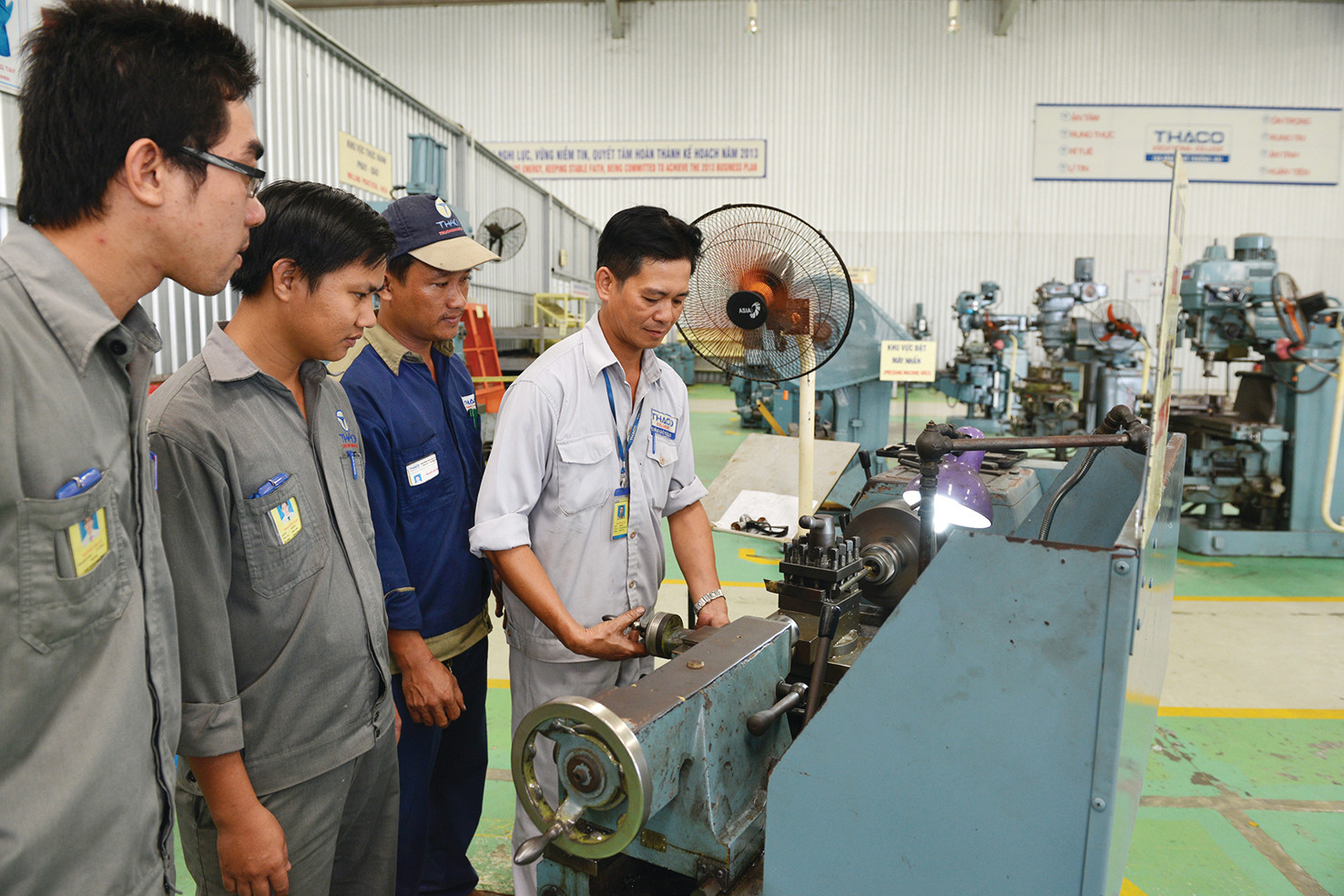  Thông qua đào tạo thực tiễn, học viên sẽ tiếp thu được các kiến thức và kỹ năng mới nhất của từng ngành nghề. (Đào tạo nhân lực tại Nhà máy Thaco. Ảnh: Quốc Tuấn)