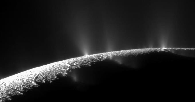 Tàu Cassini chụp ảnh những tia nước khổng lồ phun ra từ bề mặt Enceladus. Ảnh: NASA.