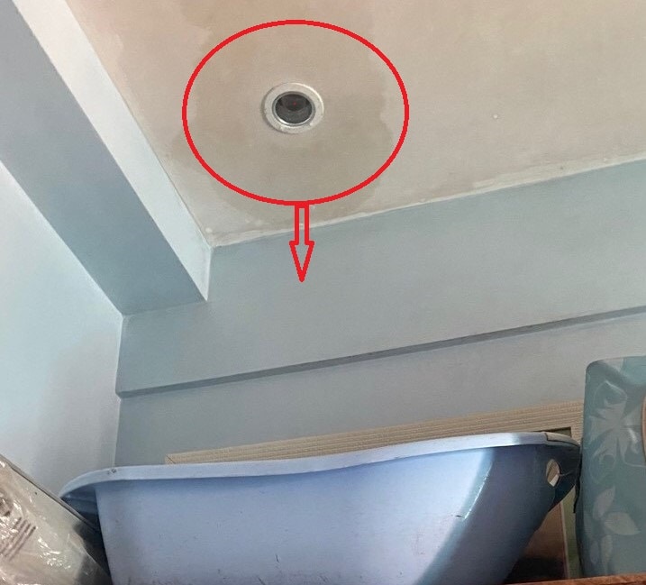 Nứt, dột trần là cảnh xảy ra thường xuyên tại một số căn hộ của chung cư CTB trong suốt thời gian qua nhưng chủ đầu lẫn ban quản lý dự án vẫn không khắc phục khiến người dân bức xúc
