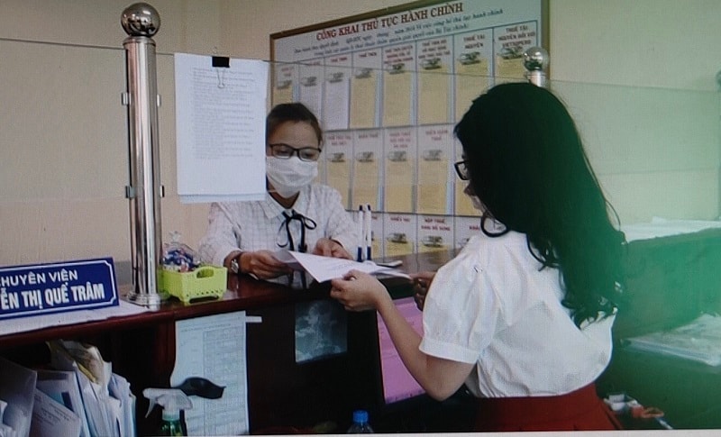 Ngưỡng xác định chịu thuế 100 triệu đồng/năm với cá nhân, hộ kinh doanh hiện đang được xem là quá thấp, bởi như vậy, doanh thu mỗi ngày chỉ cần đạt 273.000 đồng là phải đóng thuế (ảnh: Khai thuế tại Cục Thuế tỉnh Đắc Lắk) s