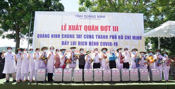 Các y, bác sĩ lên đường với quyết tâm chiến thắng dịch bệnh Covid-19.