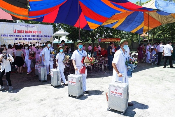 Các y, bác sĩ, nhân viên y tế tỉnh Quảng Ninh lên đường làm nhiệm vụ hỗ trợ TP Hồ Chí Minh phòng, chống dịch Covid-19.