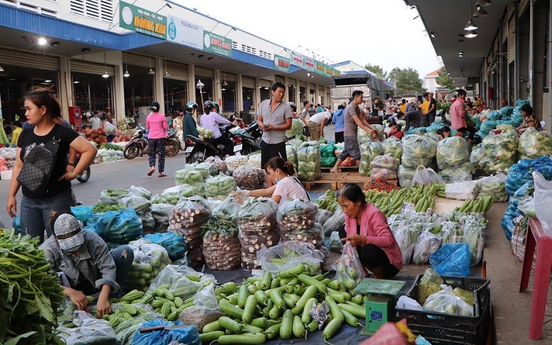 Việc các chợ đầu mối lớn tại TP.HCM phải tạm ngưng hoạt động, khiến nông sản tại các trang trại bị ứ đọng, trong khi nhu cầu của người dân lại đang rất cao.