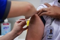 ‘Cánh tay Covid’ - triệu chứng sau tiêm vaccine Moderna có đáng lo ngại?