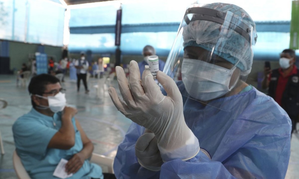 Y tá chuẩn bị vaccine Covid-19 để tiêm cho nhân viên y tế tại một bệnh viện ở Lima, Peru. Ảnh: AP