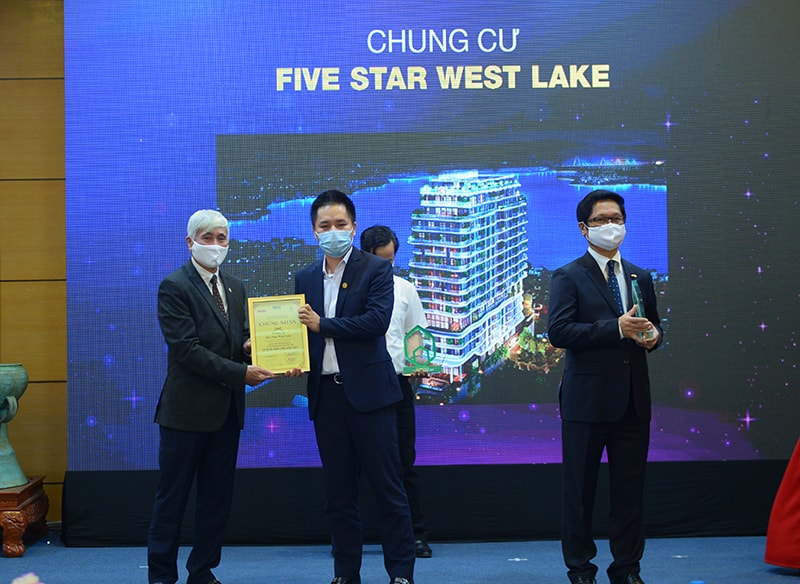 Ông Phạm Hải Đăng – Phó Tổng Giám đốc Tập đoàn GFS với dự án Five Star West Lake nhận chứng nhận và kỷ niệm chương cho các dự án chung cư độc lập 