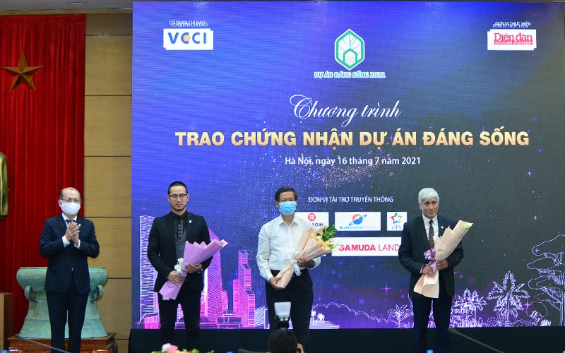 Nhà báo Phạm Ngọc Tuấn - Tổng biên tập Tạp chí Diễn đàn Doanh nghiệp trao kỉ niệm chương cho các chuyên gia, thành viên hội đồng bình chọn. 