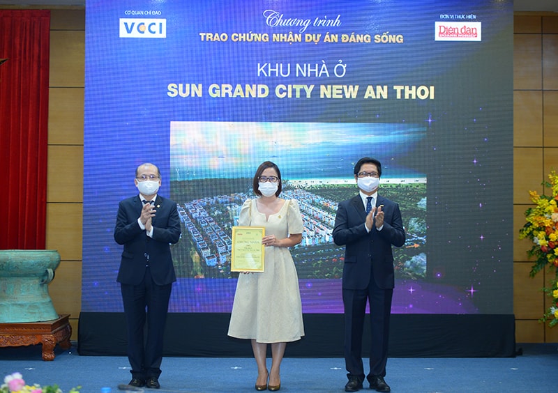 Tiến sỹ Vũ Tiến Lộc – Chủ tịch Phòng Thương mại và Công nghiệp Việt Nam (VCCI) và Nhà báo Phạm Ngọc Tuấn – Tổng biên tập Tạp chí Diễn đàn Doanh nghiệp trao chứng nhận kỷ niệm chương cho bà Nguyễn Ngọc Thúy Linh - Phó TGĐ thường trực Sun Property thuộc tập đoàn Sun Group với đề cử DỰ ÁN CÓ KIẾN TRÚC TIÊU BIỂU: Sun Grand City New An Thoi.