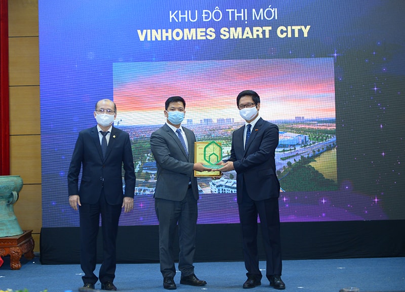 Ông Trần Thế Sơn -Giám đốc Ban quản lý dự án Vinhomes nhận vinh danh DỰ ÁN THÔNG MINH TIÊU BIỂU với dự án Vinhomes Smart City từ BTC