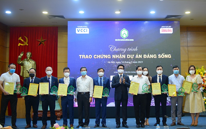 Các đại diện dự án nhận kỷ niệm chương cho phân khu nhà ở - Dự án đáng sống 2021