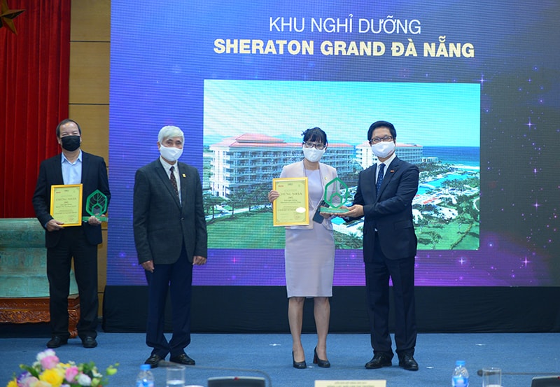 Bà Trần Tuyết Nhung - Phó tổng giám đốc - Tập đoàn BRG nhận giải KS Sheraton Grand Đà Nẵng nhận chứng nhận và kỷ niệm chương cho những khu nghỉ dưỡng được yêu thích nhất Sheraton Grand Đà Nẵng Resort.