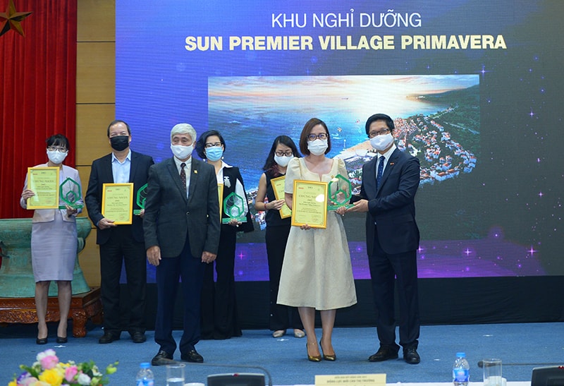 Bà Nguyễn Ngọc Thúy Linh - Phó TGĐ thường trực Sun Property thuộc tập đoàn Sun Group đại diện dự án Sun Premier Village nhận chứng nhận và kỷ niệm chương cho những khu nghỉ dưỡng được yêu thích nhất Primavera 