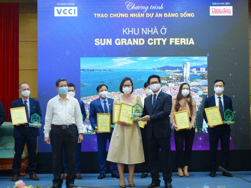 Bà Nguyễn Ngọc Thúy Linh - Phó TGĐ thường trực Sun Property thuộc tập đoàn Sun Group nhận chứng nhận và kỷ niệm chương cho phân khu nhà ở - Dự án đáng sống 2021 cho hai dự án Sun Grand City Feria và Sun Grand City New An Thới.