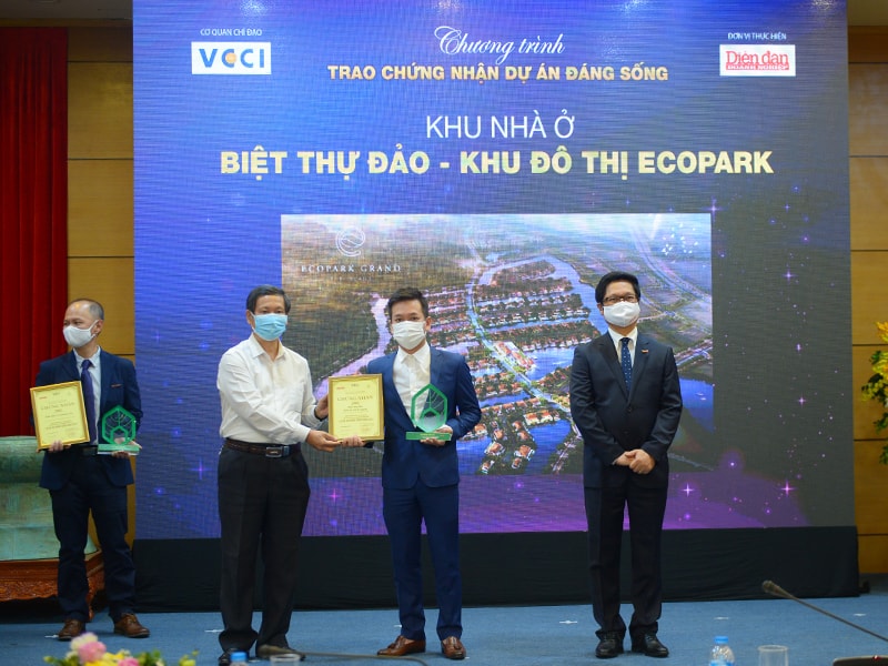 Ông Nguyễn Nhật Linh – Giám đốc Kinh doanh Tập đoàn Ecopark với dự án Biệt thự đảo - Khu đô thị Ecopark nhận chứng nhận và kỷ niệm chương cho phân khu nhà ở.