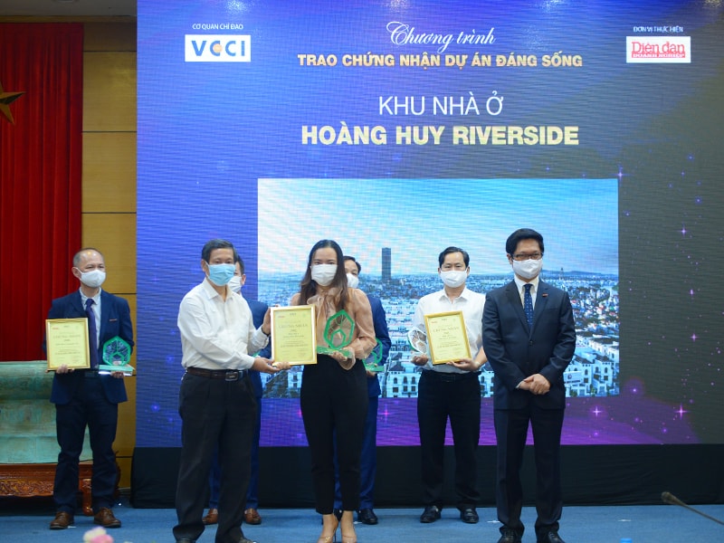 Bà Đinh Thanh Huệ - Giám đốc Marketing Tập đoàn Hoàng Huy đại diện cho Hoàng Huy Riverside nhận chứng nhận và kỷ niệm chương cho phân khu nhà ở - Dự án đáng sống 2021.