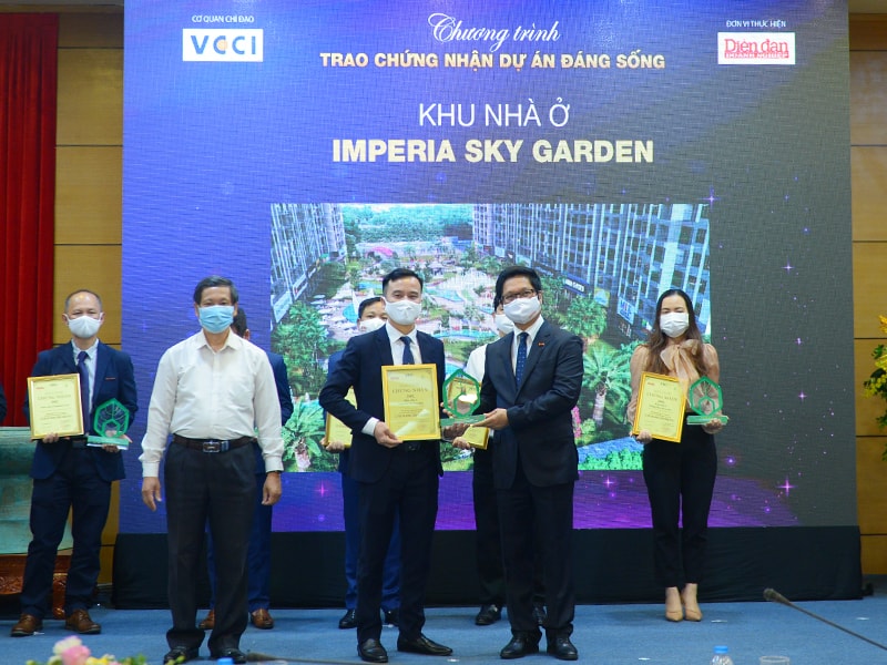 Ông Nguyễn Văn Hải – Giám đốc Khối Dịch vụ Khách hàng Tập đoàn MIKGroup đại diện dự án Imperia Sky Garden nhận chứng nhận và kỷ niệm chương cho phân khu nhà ở - Dự án đáng sống 2021