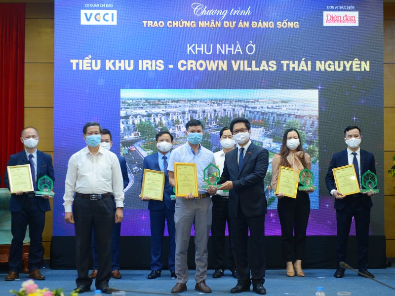 Ông Bùi Văn Mạnh – Phó Giám đốc Công ty TNHH MTV Thái Hưng – Hà Nội  với Tiểu khu Iris - Crown Villas Thái Hưng vinh danh khu nhà ở - Dự án đáng sống 2021.