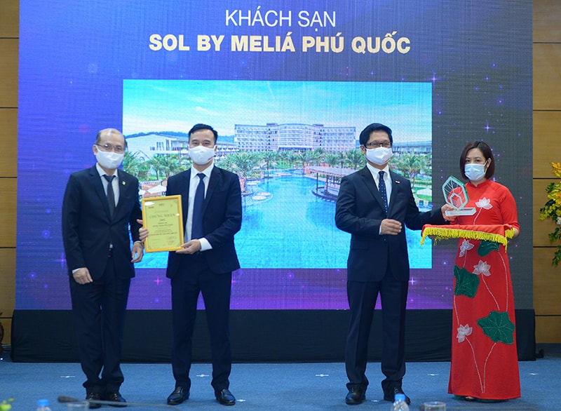 Ông Nguyễn Văn Hải – Giám đốc Khối Dịch vụ Khách hàng Tập đoàn MIKGroup đại diện dự án Sol By Melia Phú Quốc nhận chứng nhận và kỷ niệm chương cho khách sạn được yêu thích nhất từ BTC