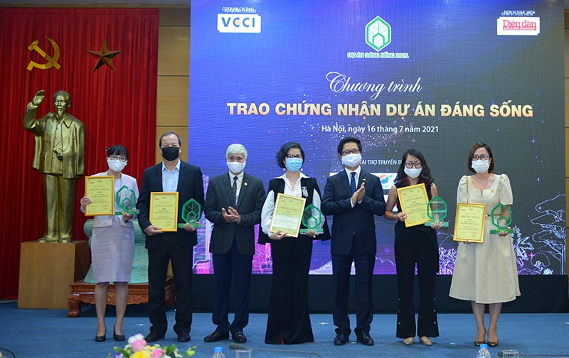 Đại diện các Khu nghỉ dưỡng được yêu thích nhất chụp hình lưu niệm cùng BTC