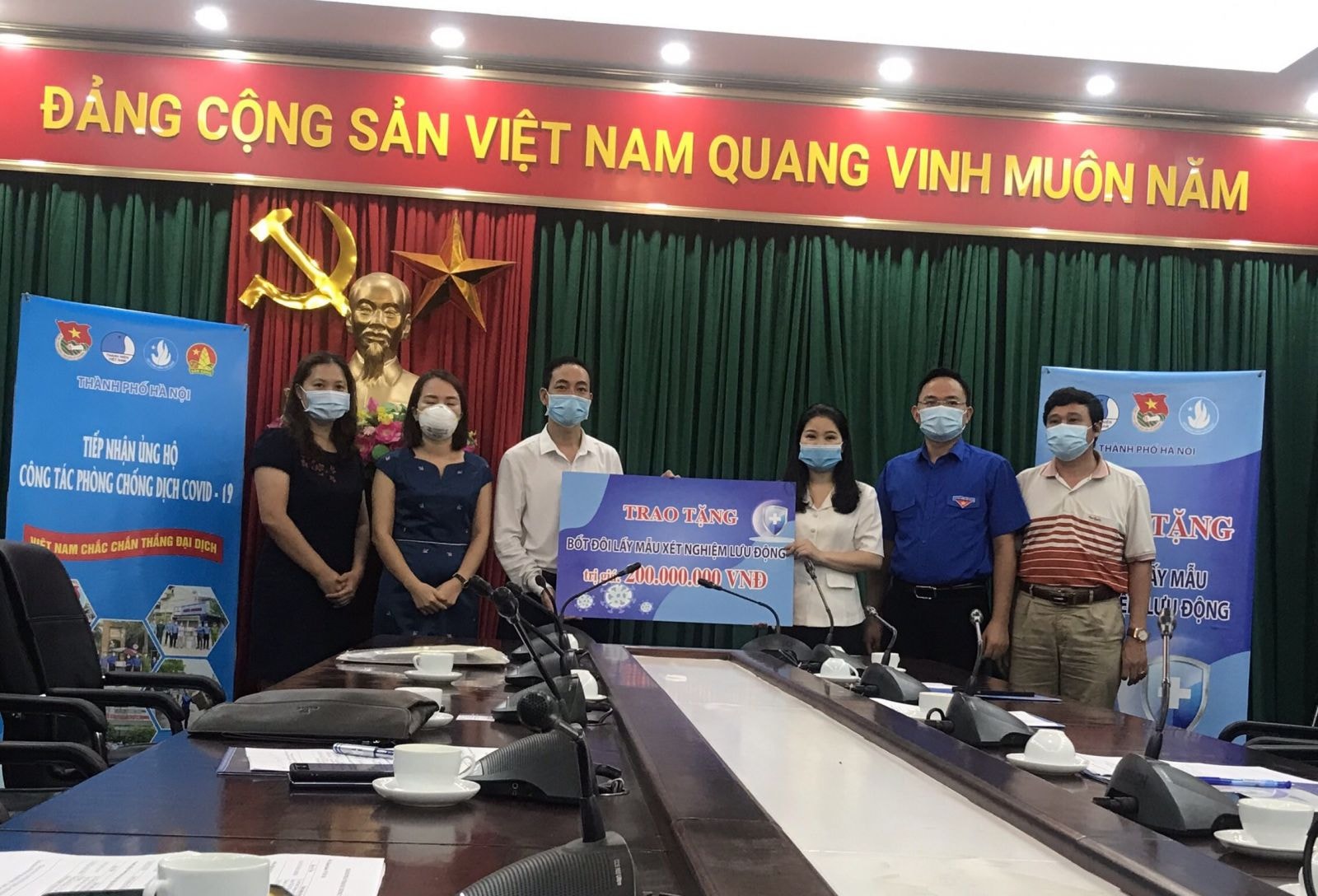 Các đơn vị tài trợ trao tặng “Bốt đôi lấy mẫu xét nghiệm lưu động” hỗ trợ công tác phòng chống Covid-19.