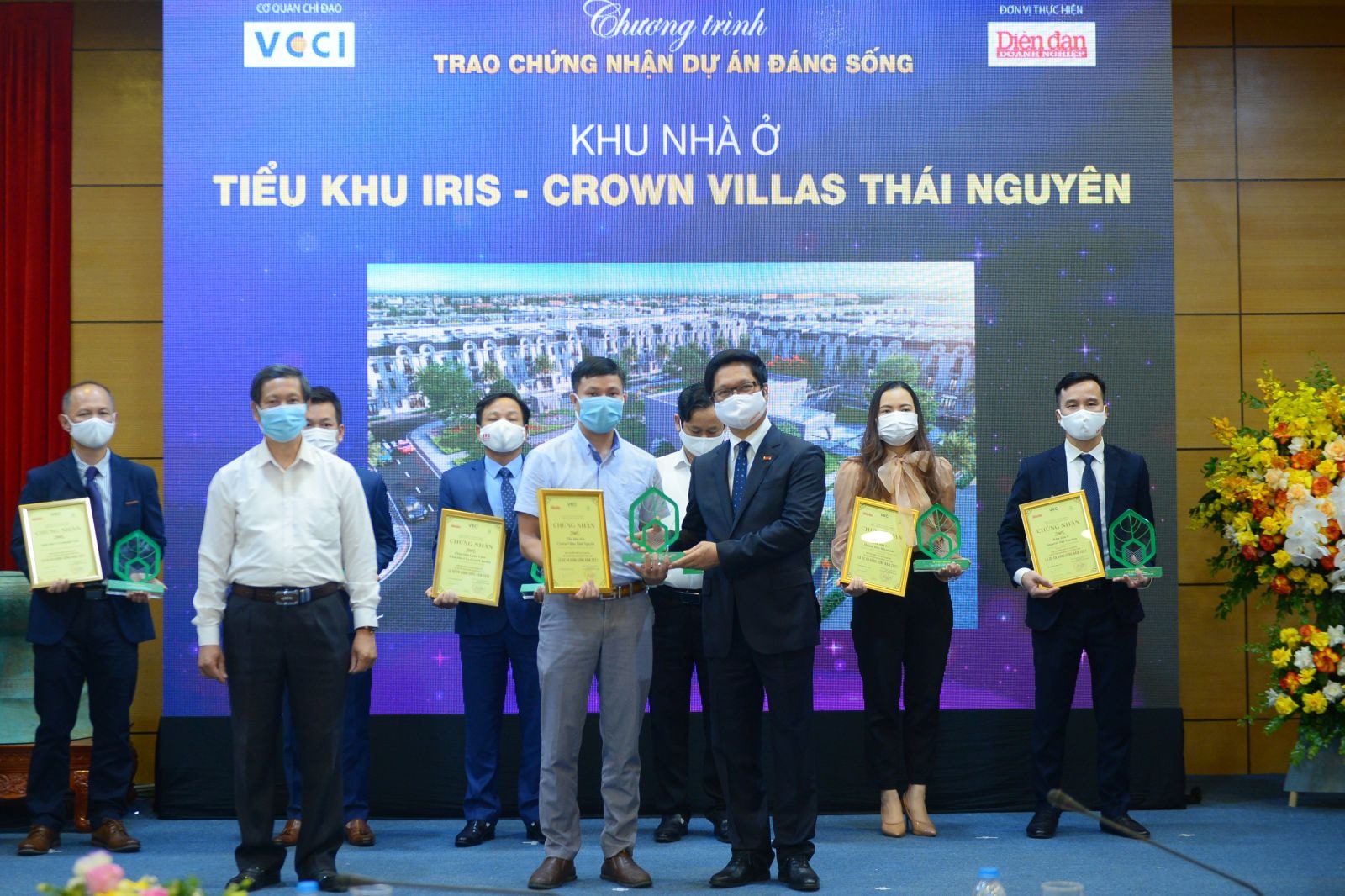 TS Vũ Tiến Lộc, Chủ tịch VCCI trao Chứng nhận 