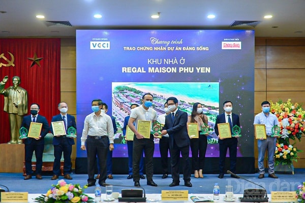 Đại diện chủ đầu tư ĐXMT nhận giải “Dự án đáng sống 2021” cho dự án Regal Maison Phu Yen