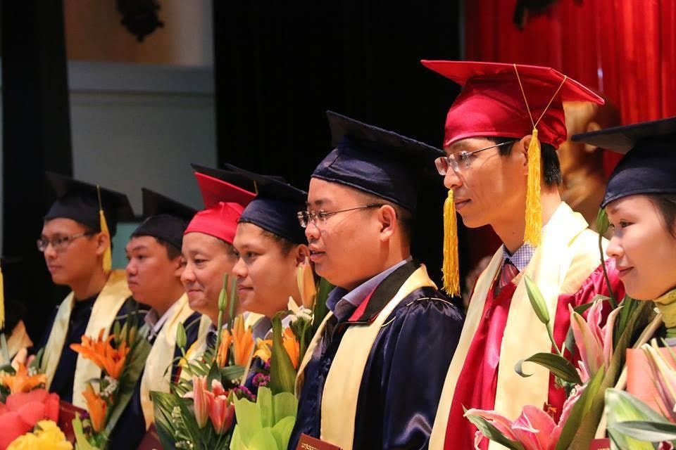 Các tiêu chuẩn, điều kiện đối với người hướng dẫn nghiên cứu sinh cũng được nâng cao so với quy định hiện hành. Trong ảnh: Các tiến sĩ trong lễ nhận bằng của Học viện Bưu chính Viễn thông. Ảnh: Thanh Hùng