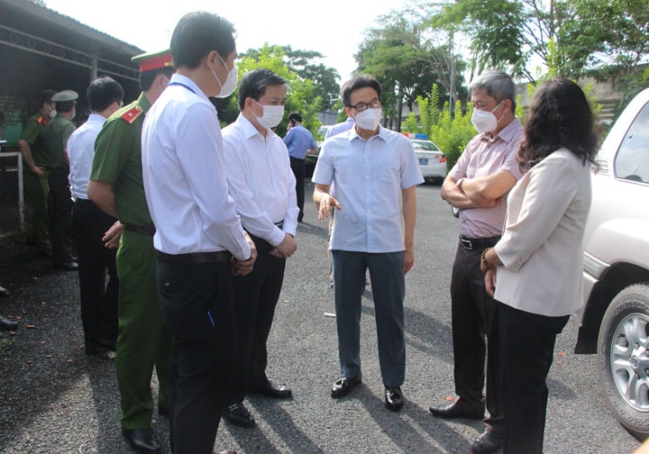 Phó Thủ tướng Chính phủ Vũ Đức Đam kiểm tra công tác phòng, chống dịch tại Trường Chính trị tỉnh. 