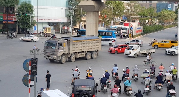 Xe ô tô vận chuyển các loại hàng hóa thiết yếu phục vụ an sinh xã hội, đảm bảo hoạt động sản xuất kinh doanh, xuất khẩu, vận chuyển thiết bị, vật tư và sinh phẩm y tế phục vụ phòng chống dịch Covid-19,