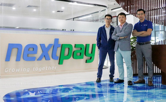 Nguyễn Hữu Tuất (ngoài cùng bên trái) của team lãnh đạo của NextPay.