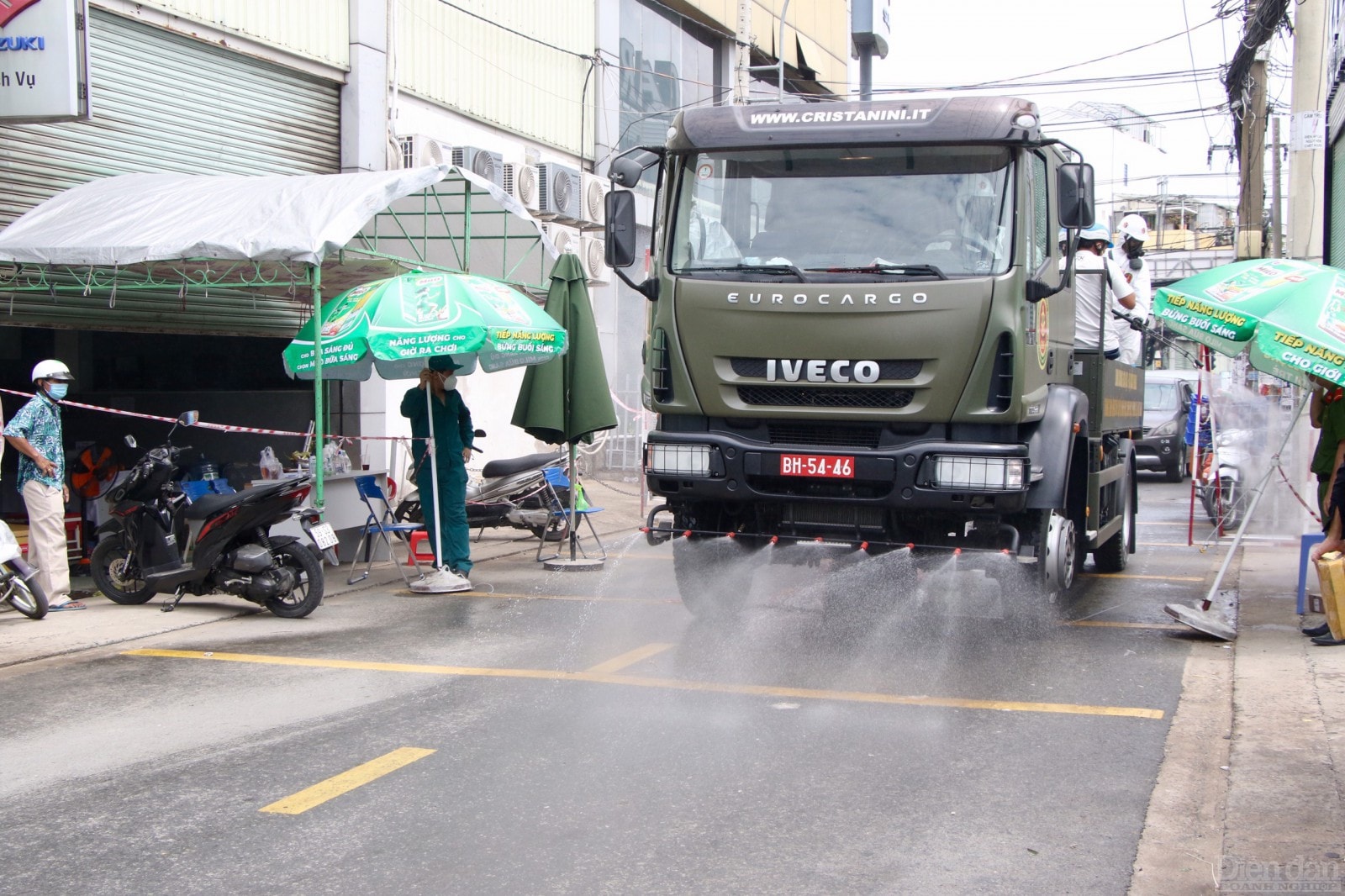 Theo Bộ Tư lệnh TP HCM, dự kiến trong đợt phun này sẽ sử dụng khoảng hơn 6 tấn hóa chất Cloramin-B pha với tỉ lệ 0,5% để phun khử khuẩn.