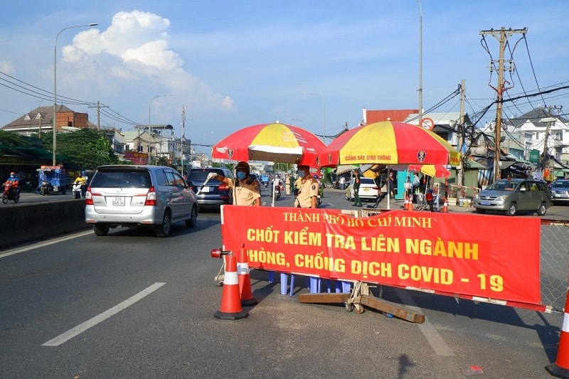 các chốt, trạm kiểm soát dịch COVID-19 tại các cửa ngõ ra vào Thành phố chỉ giải quyết cho xe công vụ, các loại xe vận tải hàng hóa có mã (QR code) nhận diện được phép vận chuyển, vận tải vào Thành phố hoặc lưu thông qua Thành phố.