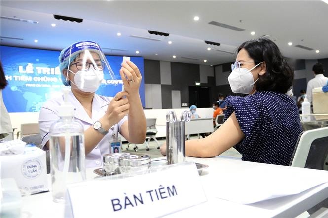 Vào thời điểm mà toàn thế giới cho rằng vaccine là vũ khí hiệu quả nhất đối phó với đại dịch, thì tốc độ têm chủng ở Việt Nam lại diễn ra khá chậm chạp