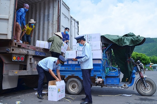 Hàng hoá được kiểm tra trước khi thông quan tại Cửa khẩu Hoành Mô, tỉnh Quảng Ninh (Ảnh: Báo Quảng Ninh)